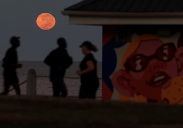 Se observa una luna llena durante un eclipse lunar de "Luna de Sangre" desde Ciudad del Cabo, Sudáfrica.