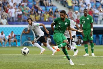 Salman Al-Faraj marcando el primer gol de Arabia Saudí.