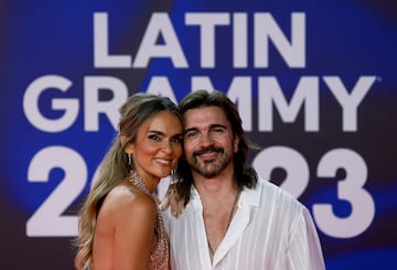 Juanes y Karen Martinez posando en la alfombra roja de los  Grammy Latino.