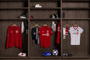 Toronto sac un uniforme de local completamente rojo con el clsico patrocinado en blanco. El de visitante ser blanco con bordes en rojo.