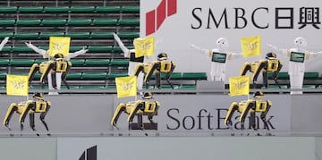  Como consecuencia de las medidas de seguridad por el coronavirus, los partidos de béisbol en Japón se disputan
a puerta cerrada. Y en el país nipón han tenido una idea muy singular para suplir la falta de público en las
gradas: poner robots en el lugar de los aficionados. Como si de una película futurista se tratara.