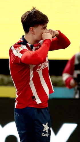 Guadalajara's forward #34 Armando Gonzalez (R) celebrates scoring his team's first goal during the Liga MX Clausura tournament football match between Guadalajara and America at the Akron Stadium in Zapopan, Jalico state, Mexico on February 14, 2026. (Photo by Ulises Ruiz / AFP)