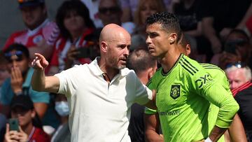 Erik ten Hag, entrenador del Manchester United, da instrucciones a Cristiano Ronaldo antes de que salte al terreno de juego.