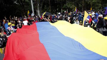 Miles de manifestantes participan en una nueva jornada de protestas hoy en Medellín (Colombia). EFE/ Luis Eduardo Noriega