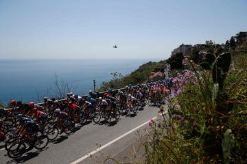 El pelotón durante la quinta etapa del Giro de Italia 2022 con un recorrido 174 kilómetros entre Catania y Messina.
