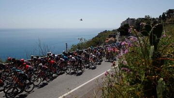 El pelotón durante la quinta etapa del Giro de Italia 2022 con un recorrido 174 kilómetros entre Catania y Messina.