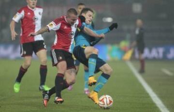 Gameiro ante el jugador del Feyenoord.