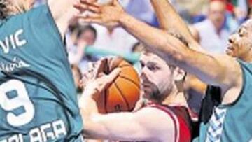 <b>IGUALADOS. </b>Los Unicaja-Estudiantes últimos, muy igualados.