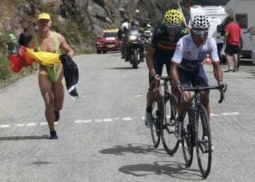 A fan runs near Movistar rider Nairo Quintana of Colombia (R) and his team mate Alejandro Valverde of Spain climbs during the 110.5-km (68.6 miles) 20th stage of the 102nd Tour de France cycling race from Modane to Alpe d'Huez in the French Alps mountains, France, July 25, 2015.     REUTERS/Stefano Rellandini