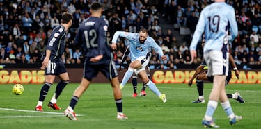 1-1. Centro de Williot Swedber al corazón área del Real Madrid y Borja Iglesias, con la pierna izquierda, cruza el balón al palo largo de Thibaut Courtois para igualar el partido.