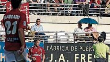 <b>ÉSTE ES EL MOMENTO. </b>Con el partido viviendo sus últimos minutos, Iván Alonso forzó la quinta amarilla que le deja fuera de Chamartín.