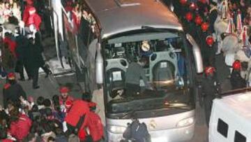 <b>PROTEGIDOS. </b>El autobús del Madrid llegó escoltado por la Ertzaintza a San Mamés el año pasado.