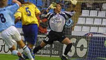 <B>UN GOLAZO.</b> La imagen recoge el espectacular tanto de volea de Karpin.