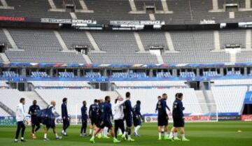 El grupo sale al estadio Saint-Denis para comenzar el entrenamiento. 