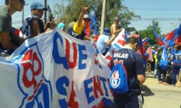 Los hinchas dieron su apoyo al plantel de la U en la previa del Clásico Universitario.