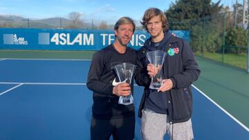 Fernando Vicente y Andrey Rublev posan con los premios a Mejor Entrenador del A&ntilde;o y al Tenista m&aacute;s Mejorado del A&ntilde;o 2020 de loa ATP Awards en la Academia 4Slam Tennis de Galo Blanco.