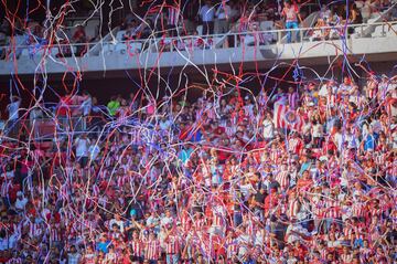 Calor, sol y pasión: el color de la afición en el Estadio Chivas