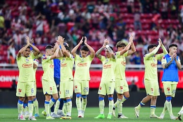 Jugadores del América se despiden de la afición en este juego de ida de las Semifinales.