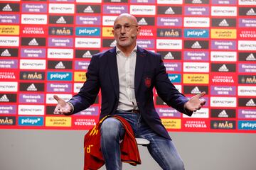 "Yo fui 15 a?os futbolista profesional, 13 en primera divisi車n, he ganado t赤tulos, llevo 10 a?os en la federaci車n, he entrenado en la mayor赤a de categor赤as, menos en primera divisi車n... Con toda la humildad y honestidad si hay alguien que conoce el futuro del f迆tbol espa?ol soy yo, para que sep芍is quien toma las riendas de la selecci車n".