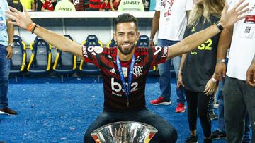 Pablo Mar&iacute; posa con la Copa Libertadores y la bandera de Espa&ntilde;a, tras ganar el t&iacute;tulo.