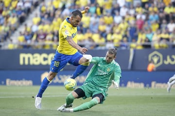 La jugada del penalti entre Andriy Lunin y Álvaro Negredo.