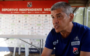 “Toda mi vida he jugado fútbol, desde los 4 o 5 años. En Bucaramanga, mi ciudad natal, estuve en las categorías infantil, prejuvenil y juvenil de la Selección Santander, estuve en las fuerzas básica del Bucaramanga y en 1990 me vine a estudiar medicina a Medellín, una ciudad tan pujante respecto al fútbol”, contó Édgar Méndez a AS Colombia.