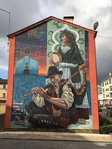 
En As Pontes, azules marinos, rojos festivos y amarillos vibrantes condensan la fiesta marinera. Tradición y alegría popular en un estallido de color.