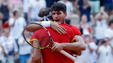 PARÍS, 30/07/2024.- Los tenistas españoles Rafa Nadal (i) y Carlos Alcaraz celebran su victoria ante la pareja de Países Bajos compuesta por Wesley Koolhof y Tallon Griekspoor este martes, durante el partido de segunda ronda de dobles masculino de tenis, parte de los Juegos Olímpicos de París 2024, en la capital francesa. EFE/ Juanjo Martín