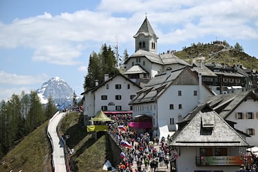 
La única vez en la que se subió fue en la decisiva cronoescalada final de la penúltima etapa del Giro 2023. Geraint Thomas llegó con 26 segundos de ventaja sobre un Primoz Roglic obligado a remontar y al que, en plena cronoescalada, vio cómo se le salía la cadena de su bicicleta. Finalmente, y pese al percance, Roglic logró ganar la cronoescalada con 40 segundos de ventaja sobre Thomas y logró ganar el Giro de Italia con 14 segundos sobre el galés en una de las grandes vueltas más apretadas de los últimos tiempos y de la historia del ciclismo.