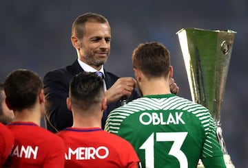 Oblak receives his Europa League winners' medal from Uefa president Aleksander Ceferin.