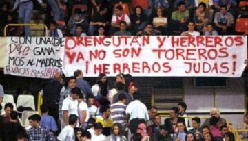 Los piques por los travases de jugadores como Orenga y Herreros se reflejaron en algunas pancartas. 