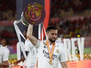 Nacho con el trofeo.