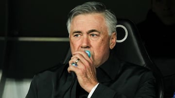 Carlo Ancelotti acude a su clásico paquete de chicles durante un partido.