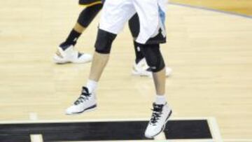 Ricky Rubio lanza en el partido contra Indiana.