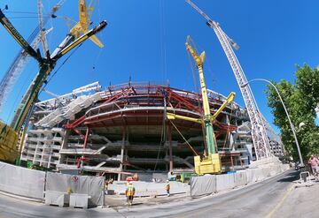 Vista desde el exterior de las obras del Santiago Bernabéu.