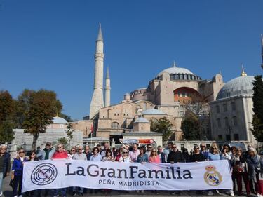 La Pe?a Madridista La Gran Familia, de Madrid, en Santa Sof¨ªa (Estambul).