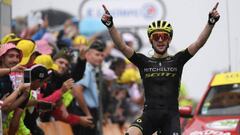 Simon Yates celebra un triunfo de etapa en el Tour de Francia.