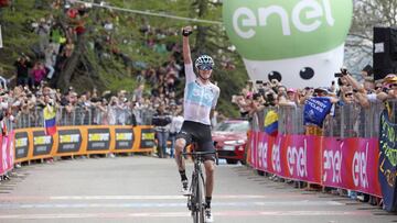 Froome revienta el Giro: triunfo y liderato en un etapón histórico