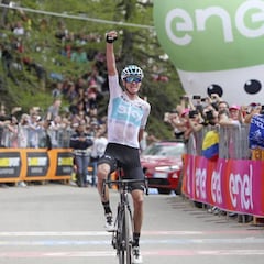 Froome revienta el Giro: triunfo y liderato en un etapón histórico