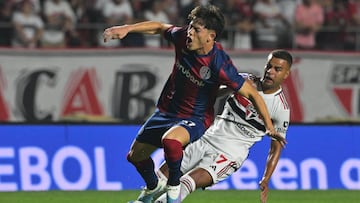 San Lorenzo's forward Agustin Giay (L) and Sao Paulo's forward Alisson fight for the ball during the Copa Sudamericana round of 16 second leg football match between Brazil's Sao Paulo and Argentina's San Lorenzo, at the Morumbi stadium in Sao Paulo, Brazil, on August 10, 2023. (Photo by NELSON ALMEIDA / AFP)