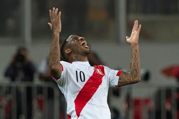 Peru's Jefferson Farfan celebrates after scoring against New Zealand during their 2018 World Cup qualifying play-off second leg football match, in Lima, Peru, on November 15, 2017. / AFP PHOTO / ERNESTO BENAVIDES
