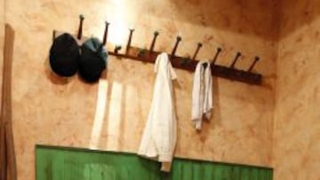 EL PRIMER VESTUARIO DEL BERNABÉU. El banquillo, la tarima de madera verde, los balones, el cubo... Todo salió de Chamartín.