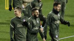 Marcos Llorente, Koke y Sa&uacute;l, en un entrenamiento del Atl&eacute;tico.