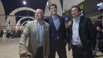 Serra, Catal&aacute;n y Haro, antes de un viaje europeo del Betis.
 
 
 
 
 
  VIAJE