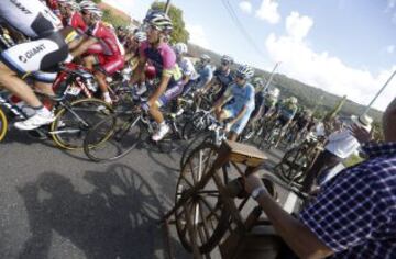 El pelotón rueda durante la vigésima etapa de la Vuelta Ciclista a España, con salida en la localidad ourensana de Santo Estevo de Ribas de Sil y llegada en el Puerto de Ancares, y con un recorrido de 185,7 kilómetros.