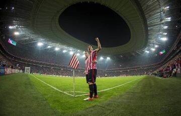 Aduriz celebra el 4-2 ante el Genk en San Mamés junto a Muniain.