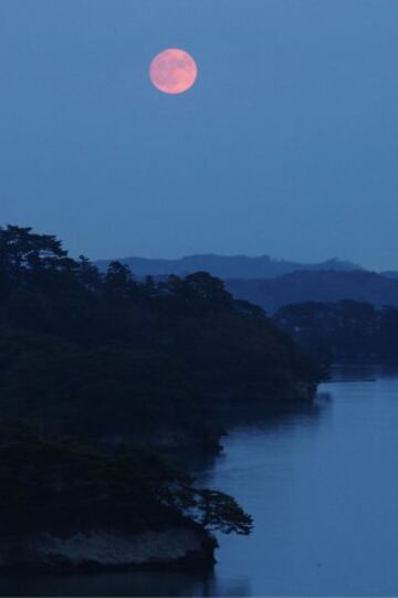 La superluna en las islas japonesas Matsushima.