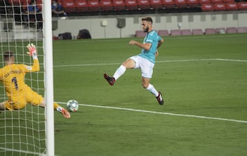 Roberto Torres marca el 1-2 al Barcelona.


