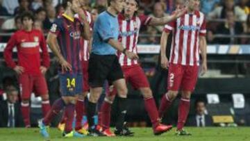 Filipe Luis vio la roja &quot;por lanzar el brazo impactando en Alves&quot;