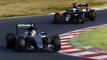 Lewis Hamilton con el Mercedes y Fernando Alonso con el McLaren.